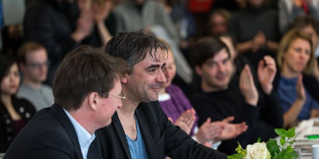 Deniz Yücel in der Redaktionskonferenz der taz Deniz Yücel in der Redaktionskonferenz der taz