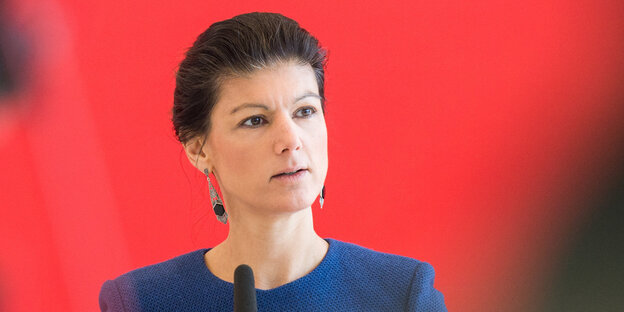 Sahra Wagenknecht steht vor einem Mikrofon