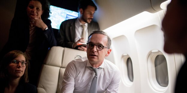 Heiko Maas mit Pressesprecherin und Journalisten im Flugzeug Heiko Maas mit Pressesprecherin und Journalisten im Flugzeug