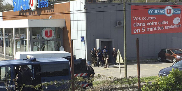Polizisten stehen in einem kleinen Ort am Rande von Carcassonne auf der Straße Polizisten stehen in einem kleinen Ort am Rande von Carcassonne auf der Straße