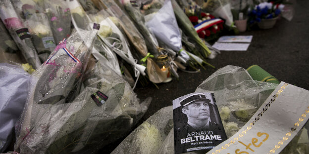 Blumen und ein Bild des getöteten Polizisten Blumen und ein Bild des getöteten Polizisten