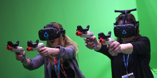 Vier Personen mit Virtual Reality-Brillen und Controllern Vier Personen mit Virtual Reality-Brillen und Controllern