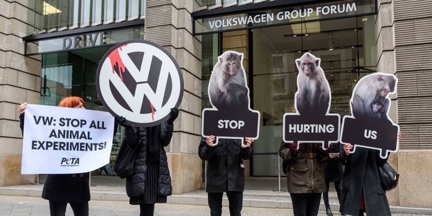 Aktivisten mit Transparenten gegen Abgas-Affentests Aktivisten mit Transparenten gegen Abgas-Affentests