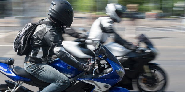 Zwei Motorräder mit Fahrern Zwei Motorräder mit Fahrern