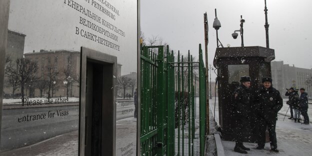 Polizisten stehen vor dem britischen Generalkonsulat in St. Petersburg Polizisten stehen vor dem britischen Generalkonsulat in St. Petersburg