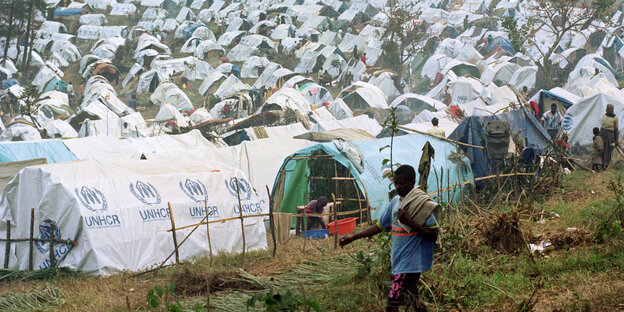 Ein Junge vor UNHCR-Zelten für Flüchtlinge Ein Junge vor UNHCR-Zelten für Flüchtlinge