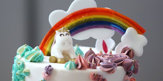 Eine Torte mit Einhorn und Regenbogen Eine Torte mit Einhorn und Regenbogen