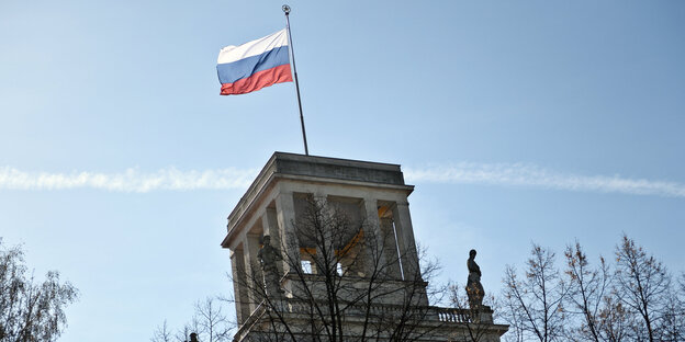 Gebäude mit russischer Flagge auf dem Dach Gebäude mit russischer Flagge auf dem Dach
