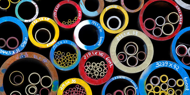 Mehrere bunte Stahlrohre Mehrere bunte Stahlrohre