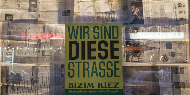 Bizim Kiez-Plakat an einem Schaufenster Bizim Kiez-Plakat an einem Schaufenster
