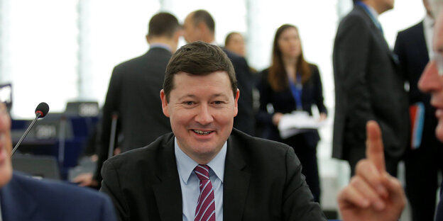 Martin Selmayr sitzt hinter Jean-Claude Juncker im EU Parlament Martin Selmayr sitzt hinter Jean-Claude Juncker im EU Parlament