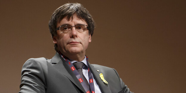 Carles Puigdemont auf einem Podium Carles Puigdemont auf einem Podium