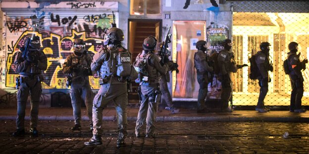 Eine bewaffnete Spezialeinheit steht auf einer Straße in Hamburg Eine bewaffnete Spezialeinheit steht auf einer Straße in Hamburg