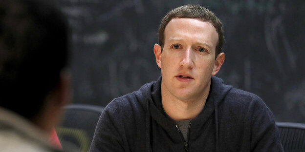 Mark Zuckerberg spricht mit einem Mann Mark Zuckerberg spricht mit einem Mann