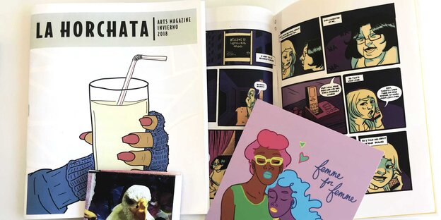 Mehrere Zines, selbst produzierte Hefte, liegen aufeinander. Sie gehören zur Reihe "La Horchata" von Kimberly Benavides und Veronika Melendez Mehrere Zines, selbst produzierte Hefte, liegen aufeinander. Sie gehören zur Reihe "La Horchata" von Kimberly Benavides und Veronika Melendez