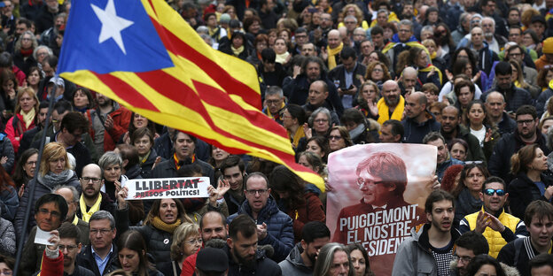 Demonstranten, die für die Unabhängigkeit Kataloniens sind, marschieren durch Barcelona und verlangen die Entlassung katalanischer Politiker, die seit der Unabhängigkeitserklärung Kataloniens in Haft sind Demonstranten, die für die Unabhängigkeit Kataloniens sind, marschieren durch Barcelona und verlangen die Entlassung katalanischer Politiker, die seit der Unabhängigkeitserklärung Kataloniens in Haft sind