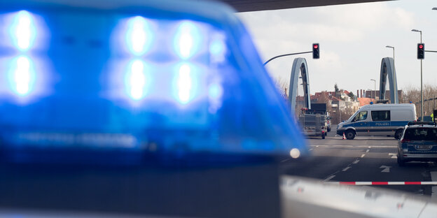 Polizeiblaulicht vor der Brücke Polizeiblaulicht vor der Brücke