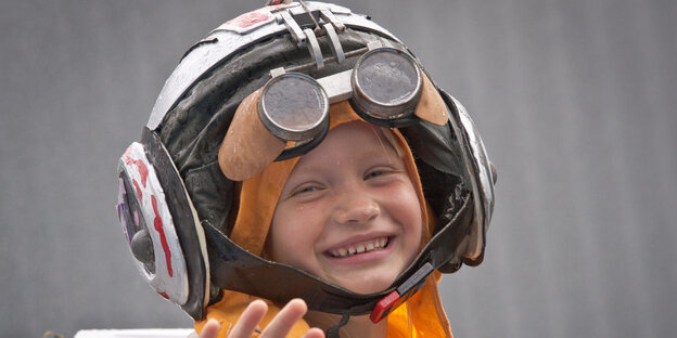Ein Kind mit einem Helm und einer Brille. Ein Kind mit einem Helm und einer Brille.
