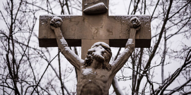 Der obere Teil von Jesus am Kreuz, im Hintergrund Bäume Der obere Teil von Jesus am Kreuz, im Hintergrund Bäume