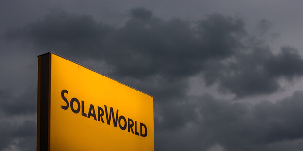Das SolarWorld Logo vor dunklen Wolken Das SolarWorld Logo vor dunklen Wolken