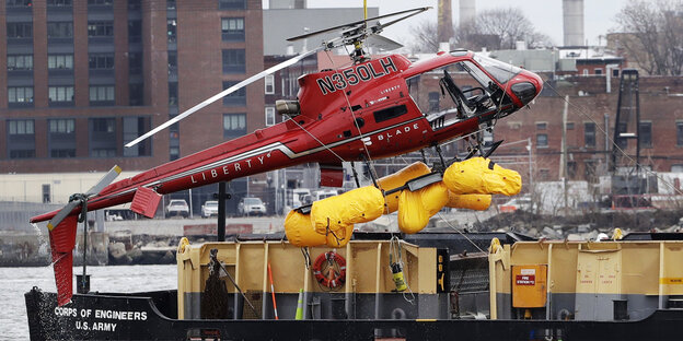 Ein Hubschrauber wird aus einem Fluss geborgen Ein Hubschrauber wird aus einem Fluss geborgen
