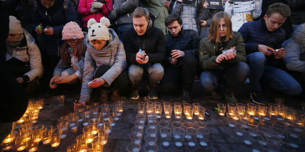 In Moskau zünden Menschen Kerzen für die Opfer des Brandes in Kemerowo an In Moskau zünden Menschen Kerzen für die Opfer des Brandes in Kemerowo an
