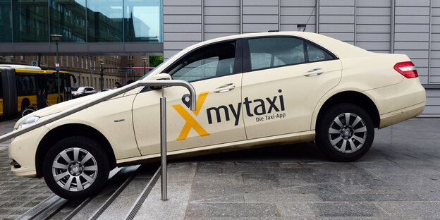 Ein MyTaxi hat sich auf einer Treppe festgefahren. Ein MyTaxi hat sich auf einer Treppe festgefahren.