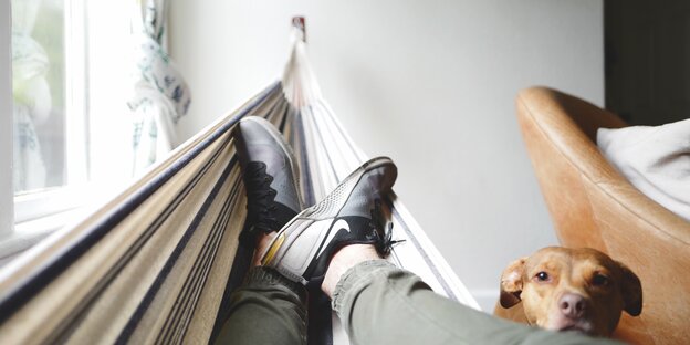 Hängematte - darin liegt der Fotograf selbst, der seine Beine und Schuhe als Bildausschnitt gewählt hat Hängematte - darin liegt der Fotograf selbst, der seine Beine und Schuhe als Bildausschnitt gewählt hat