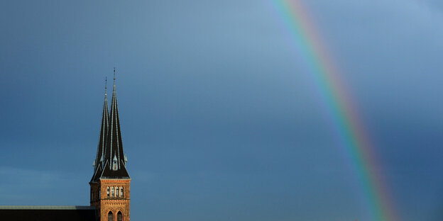 Ein Regenbogen am Himmel über der Familienkirch in Wien Ein Regenbogen am Himmel über der Familienkirch in Wien