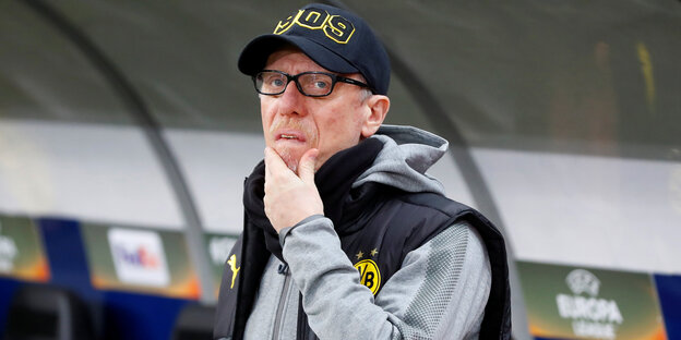 Porträt Peter Stöger - mit Baseballcap vor der Trainerbank Porträt Peter Stöger - mit Baseballcap vor der Trainerbank