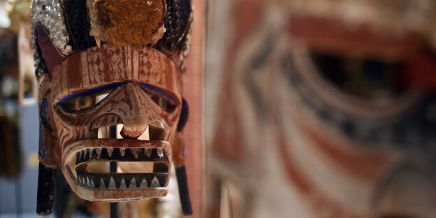 Maske aus Ozeanien, ausgestellt im Ethnologischen Museum Maske aus Ozeanien, ausgestellt im Ethnologischen Museum