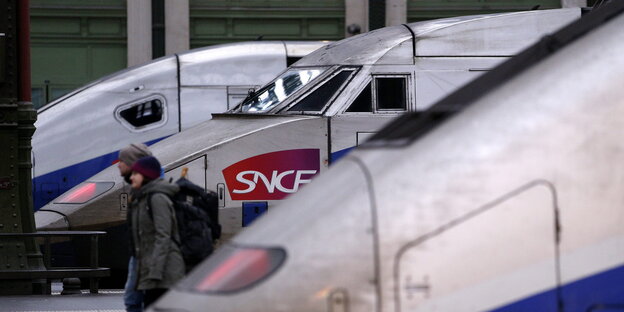 Züge an einem Bahnhof in Frankreich Züge an einem Bahnhof in Frankreich