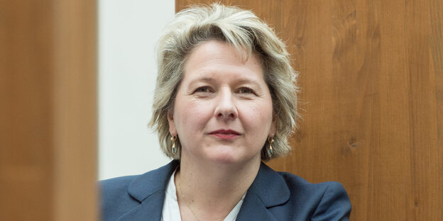 SPD-Umweltministerin Svenja Schulze posiert für ein Foto an einem Geländer SPD-Umweltministerin Svenja Schulze posiert für ein Foto an einem Geländer