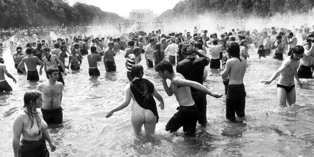 Teilnehmer einer Demonstration in Washington kühlen sich am 09.05.1970 im Brunnen vor dem Lincoln-Memorial ab Teilnehmer einer Demonstration in Washington kühlen sich am 09.05.1970 im Brunnen vor dem Lincoln-Memorial ab