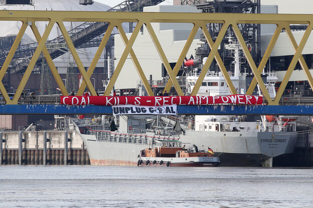 Ein Schiff, das Kohle transportiert, fährt durch einen Hafen. Ein Schiff, das Kohle transportiert, fährt durch einen Hafen.