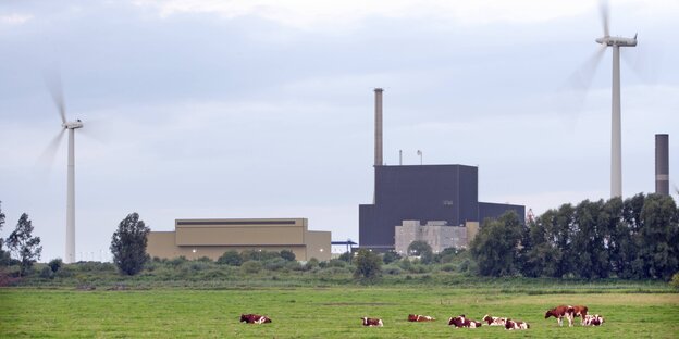 Das AKW Brunsbüttel und Windräder