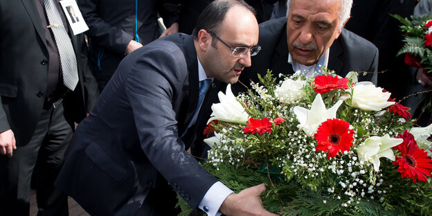 Der Vater von Halit Yozgat, Ismael Yozgat, und der türkische Generalkonsul Burak Kararti legen auf dem Halitplatz in Kassel einen Kranz nieder Der Vater von Halit Yozgat, Ismael Yozgat, und der türkische Generalkonsul Burak Kararti legen auf dem Halitplatz in Kassel einen Kranz nieder