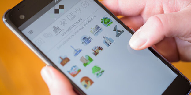 Zwei Hände halten ein Smartphone Zwei Hände halten ein Smartphone