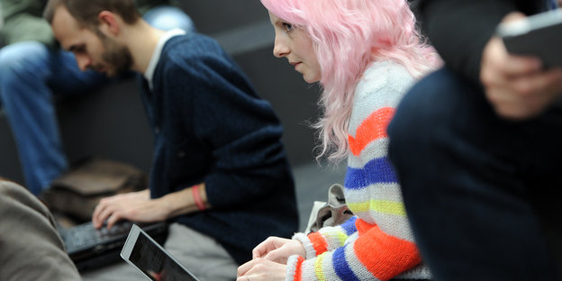 Menschen sitzen in einer Gruppe mit Laptops Menschen sitzen in einer Gruppe mit Laptops