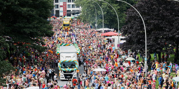 Eine bunt gekleidete Menschenmenge füllt eine Hamburger Straße. Eine bunt gekleidete Menschenmenge füllt eine Hamburger Straße.