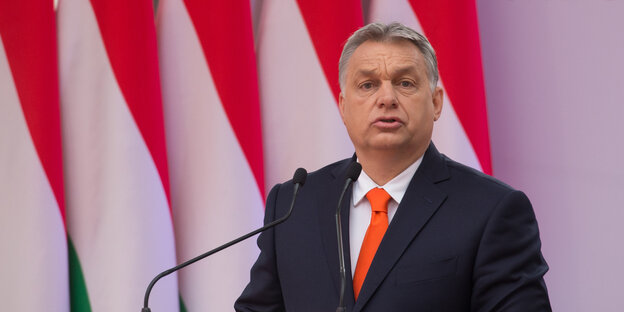 Ein Mann, Viktor Orbán, am Mikro Ein Mann, Viktor Orbán, am Mikro