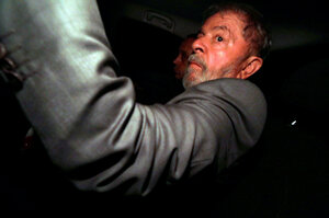 Ex-Präsident Luiz Inácio Lula da Silva streckt den Arm Richtung Kamera Ex-Präsident Luiz Inácio Lula da Silva streckt den Arm Richtung Kamera