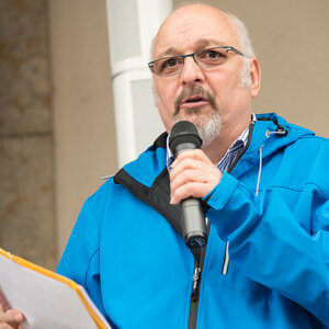 Ein Mann spricht in ein Mikrofon Ein Mann spricht in ein Mikrofon