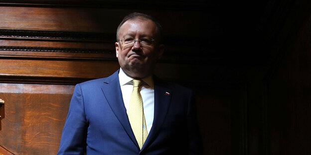 Alexander Vladimirovich Yakovenko, russischer Botschafter in London, kommt zu einer Pressekonferenz. Seine Schulter ist von einem Schatten bedeckt Alexander Vladimirovich Yakovenko, russischer Botschafter in London, kommt zu einer Pressekonferenz. Seine Schulter ist von einem Schatten bedeckt