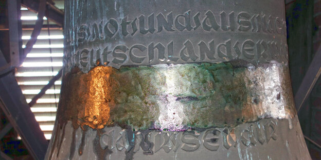 Kirchenglocke: Das Hakenkreuz ist nicht mehr zu sehen Kirchenglocke: Das Hakenkreuz ist nicht mehr zu sehen