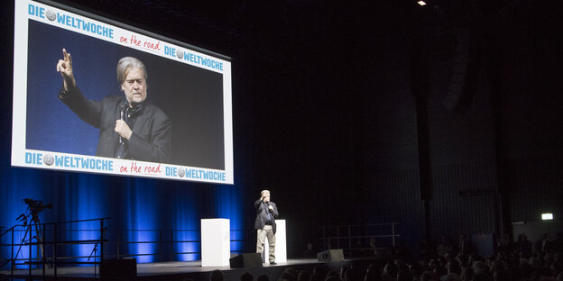 Steve Bannon auf einer Bühne in Zürich