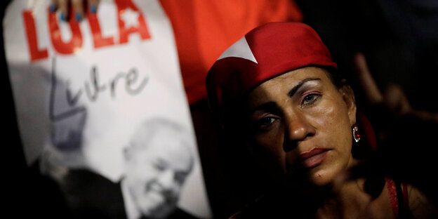 Eine Frau hält ein Plakat hoch, Lula libre steht darauf Eine Frau hält ein Plakat hoch, Lula libre steht darauf