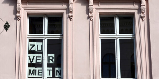 Schild zu Vermieten in Fenster Schild zu Vermieten in Fenster