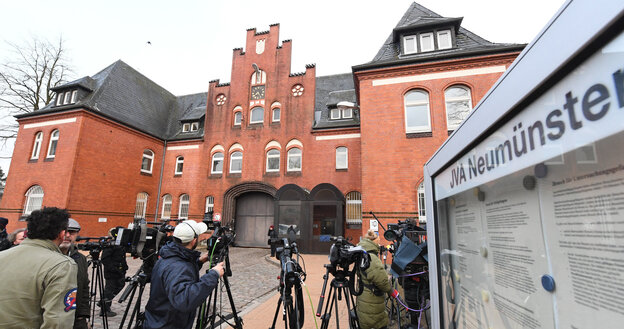 Gefängnis Neumünster von außen mit Journalisten