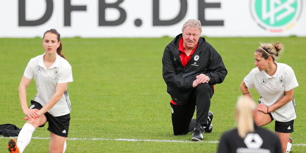 Horst Hrubesch bei Erwärmung der Frauen Nationalmannschaft Horst Hrubesch bei Erwärmung der Frauen Nationalmannschaft